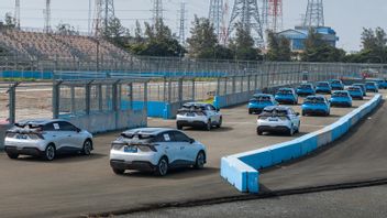 电动汽车社区MG 支持实施雅加达电动方程式的游行标题