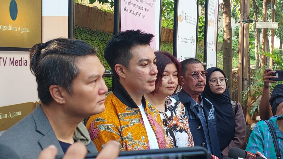 Baim Wong Ditemani Kakak-kakak Jalani Sidang Putusan Cerai