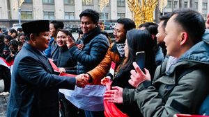 Presiden Prabowo Disambut Diaspora Indonesia di Moskow, Anak-Anak Minta Tanda Tangan