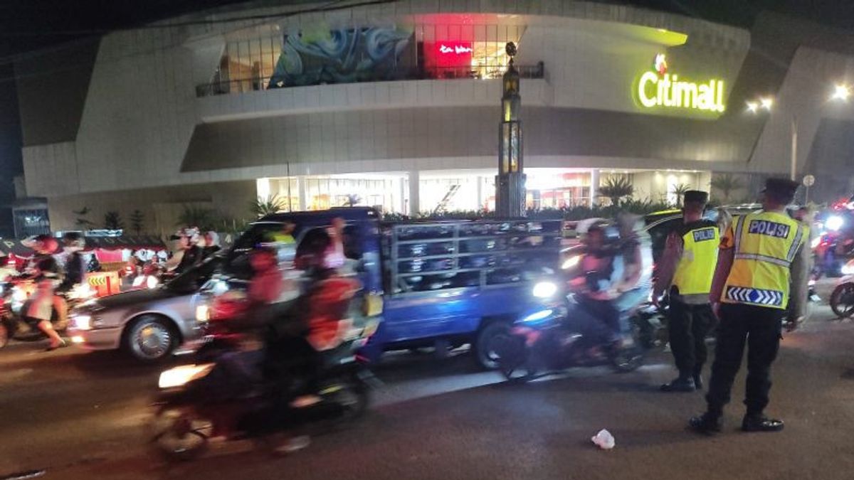 Kendaraan Padat Merayap, Polres Cianjur Tutup Jalur Menuju Puncak dari Tugu Lampu Gentur