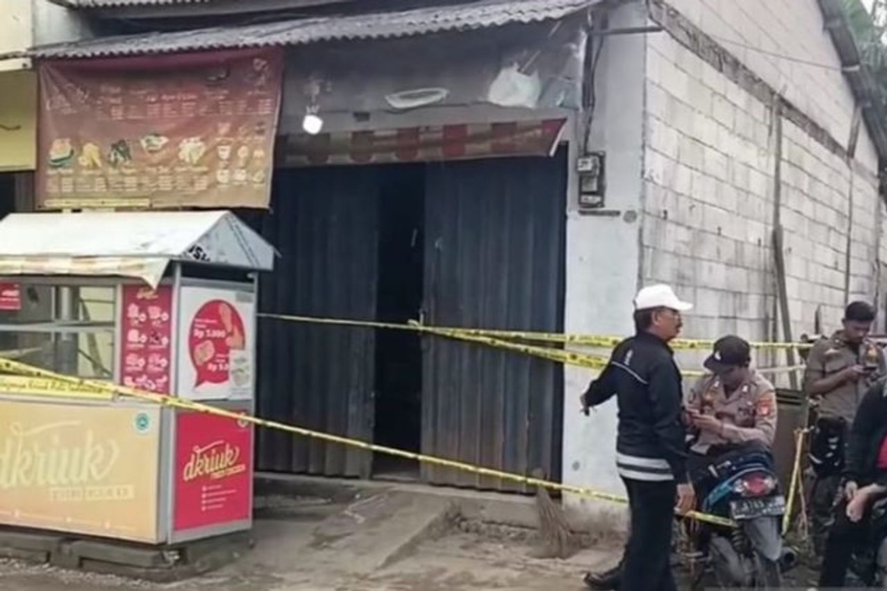 ブカシで小麦粉チキンを売っている若い母親が夫に死んでいるのが発見され、被害者の子供は加害者に誘拐されたとされる
