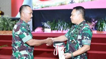 Motorbike Prize From General Dudung For Sergeant Husni Thamrin Who Helped The Education Of Tribal Children In Jambi