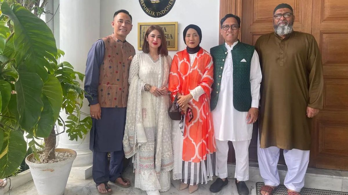 Dewi Perssik Challenged To Sing Sholawatan Song During Eid In Pakistan