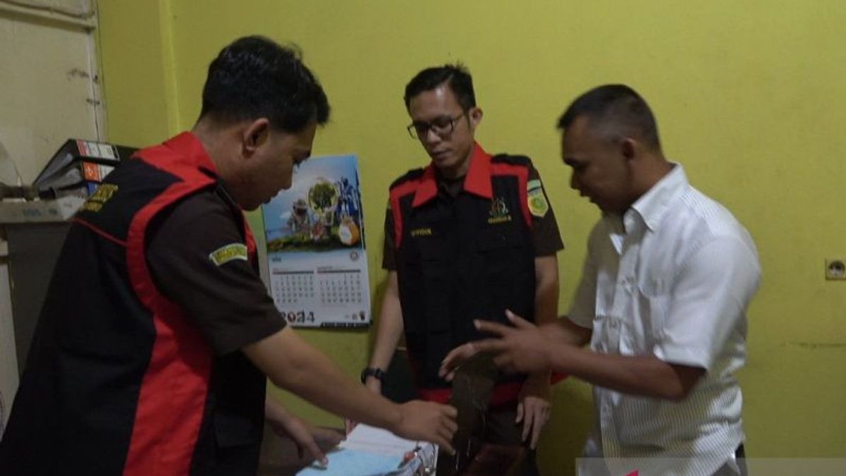 OKU Prosecutor's Office Transports 1 Box Document To Complement Evidence Of Corruption Cases At BPBD