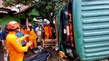  Répugnant! Accident Sur La Route Maos Kidul Cilacap, 3 Personnes Pincées Par Un Camion-citerne Diesel, A Pris 1 Heure D’évacuation