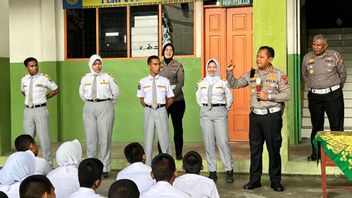 de la police de Riau socialise les quatre programmes importants et le policier vert dans les écoles