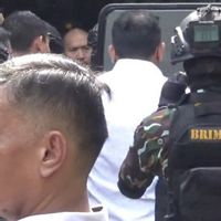 Arriving With A Tactical Car, Ferdy Sambo Wears A Batik Clothes And Prisoner's Vest