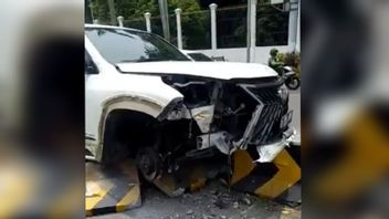 A Collision With The TransJakarta Line Barrier, A Lexus Car Crashes In Front Of The Senayan Toll Gate