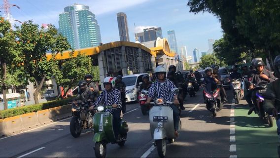 في انتظار KPU للإعلان عن نتائج الانتخابات ، Anies Ajak Cak Imin War Takjil Naik Vespa