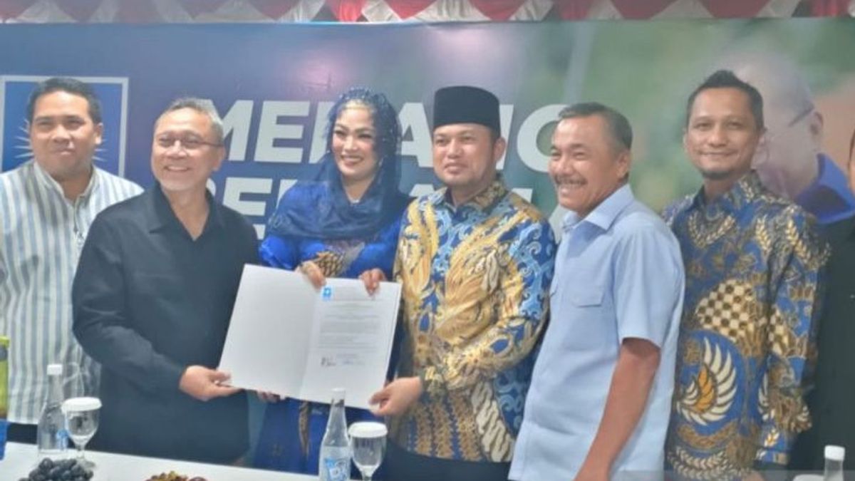 Zulhas Hands Over PAN Decree Supports Rudy Mas'ud-Seno Aji In East Kalimantan Gubernatorial Election