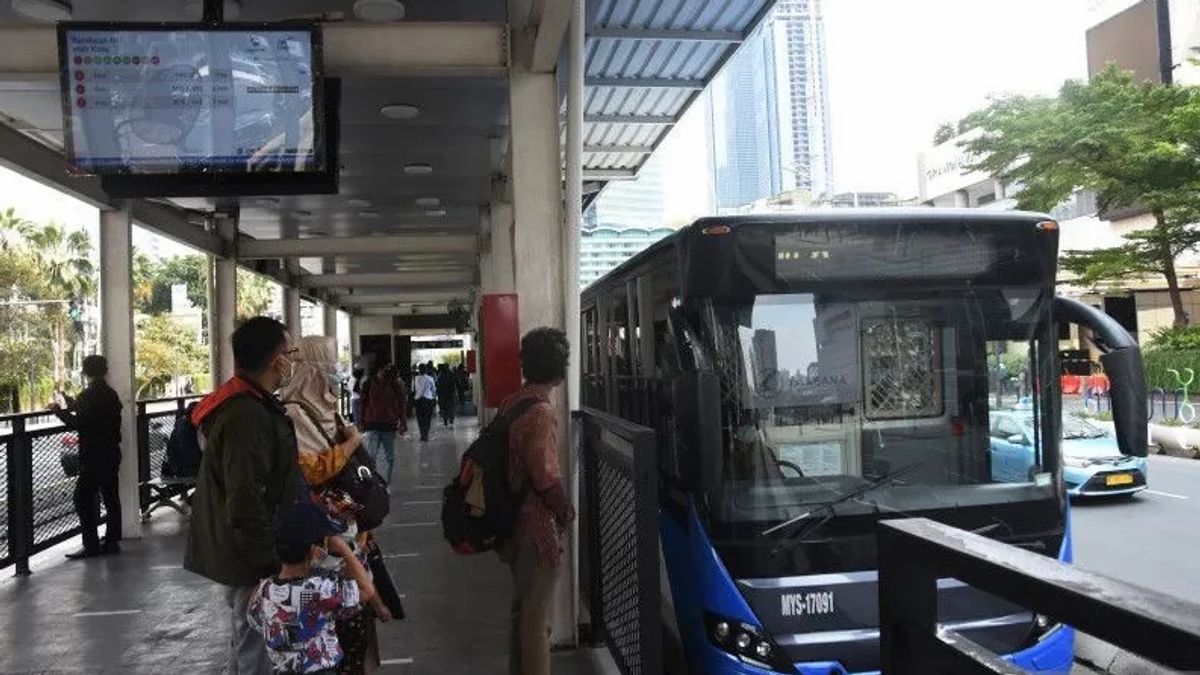 4 Transjakarta Bus Routes Diverted By Fires Near RSPAD And DPR Demo
