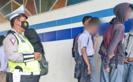 Pelajar Bercelurit Ditangkap Polantas Gegara Naik Motor Tanpa Helem di Daan Mogot