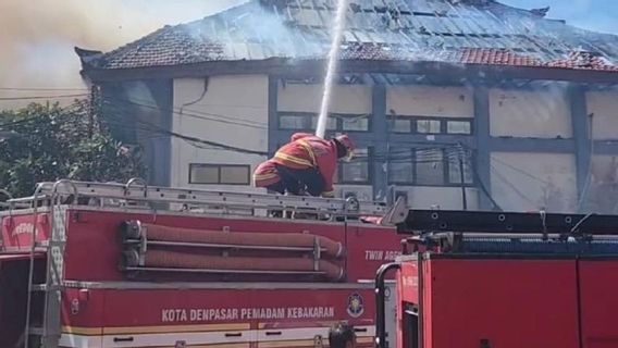 Incendie de Gedung GDLN Unud, 7 véhicules de pompiers déployés