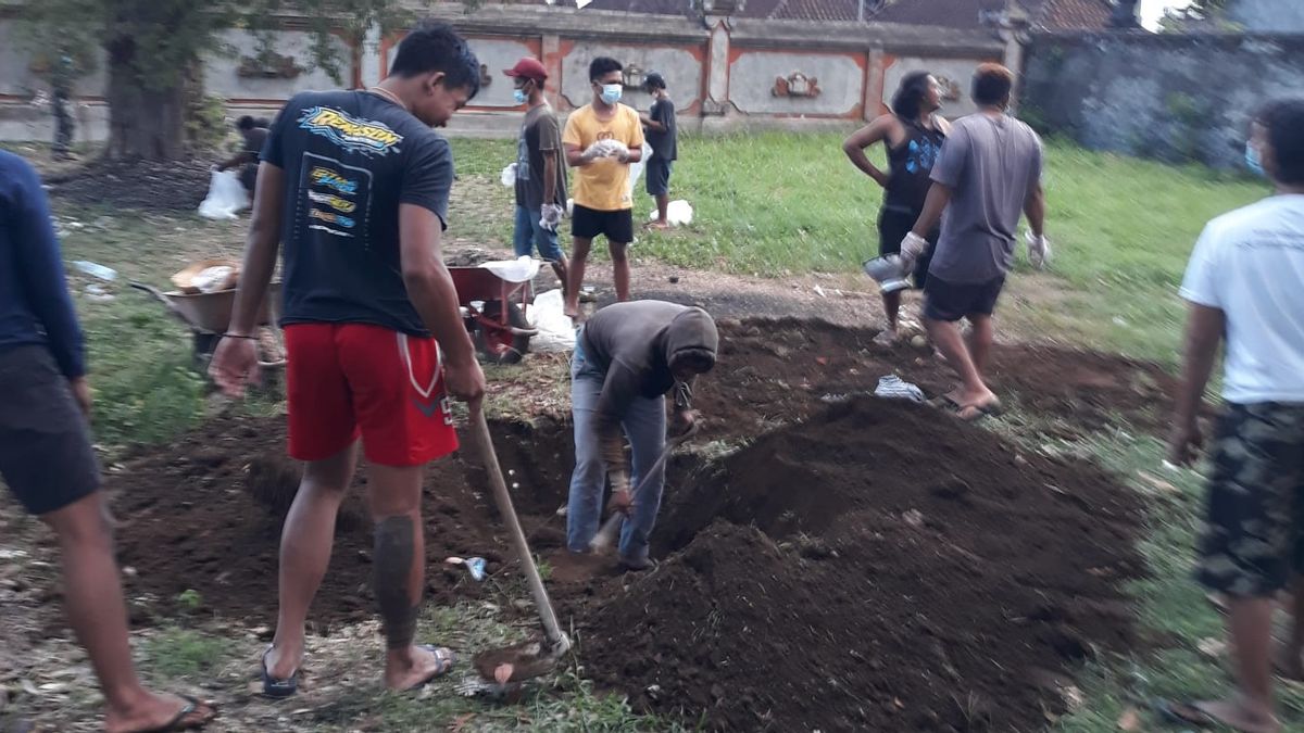 Les Carcasses De Centaines De Moineaux Tombés Dispersés à Gianyar Bali Ont été Enterrées Par Des Résidents