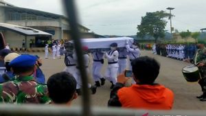 Tiba di Kendari, Jenazah Lettu Anumerta Marinir M Iqbal Korban KKB Papua Disambut Upacara Militer