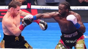 Canelo Alvarez Dikalahkan Terence Crawford dalam Sebuah Laga Menjemukan