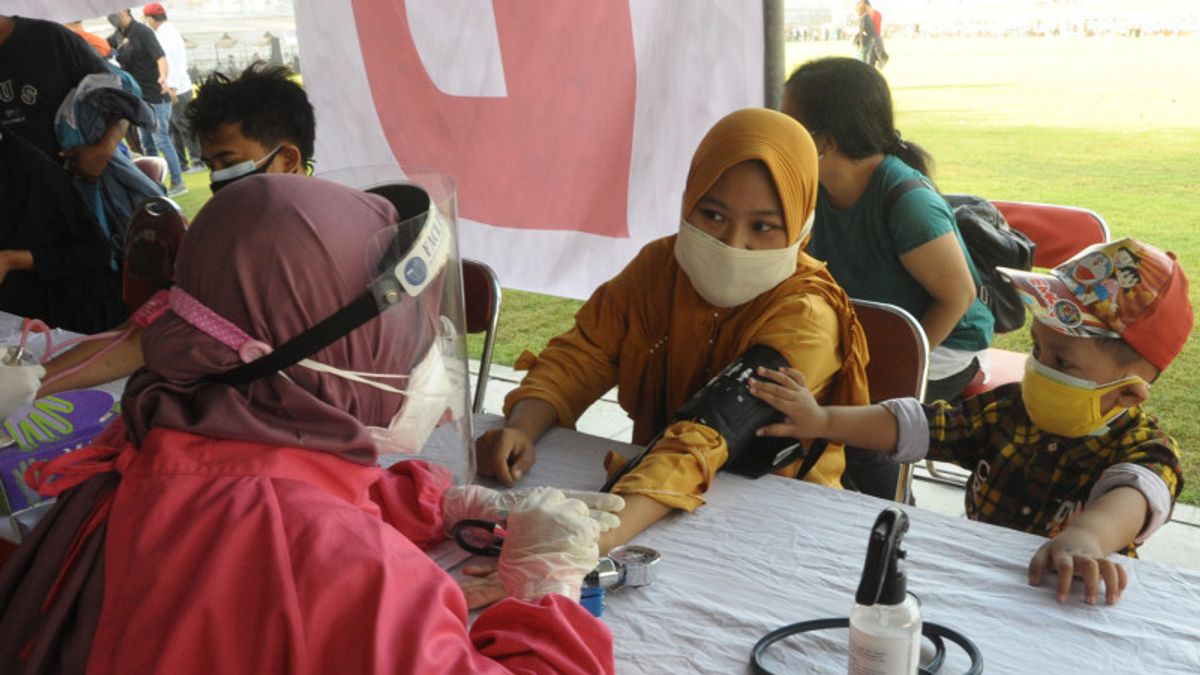 Not As Expected, Vaccination At Gelora 10 November Instead, Many Non-Surabaya Residents Followed
