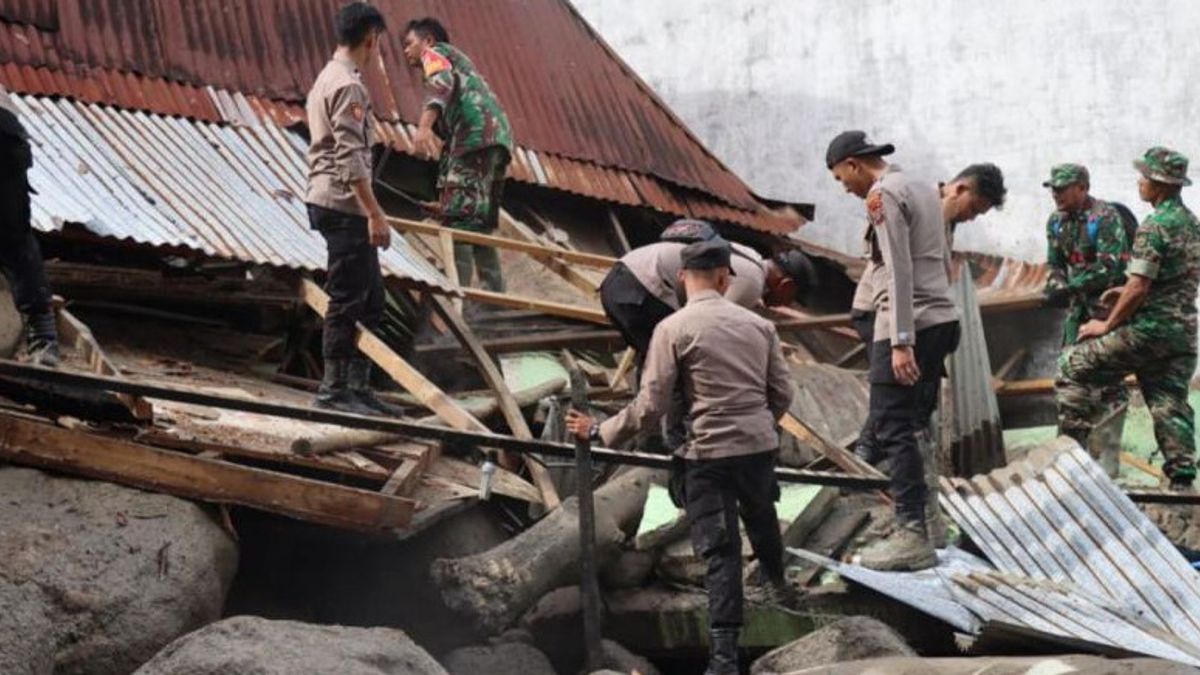 La police de Sumatra du Nord a mis en place l’équipe DVI pour identifier les victimes des inondations d’aéroport de Humbahas