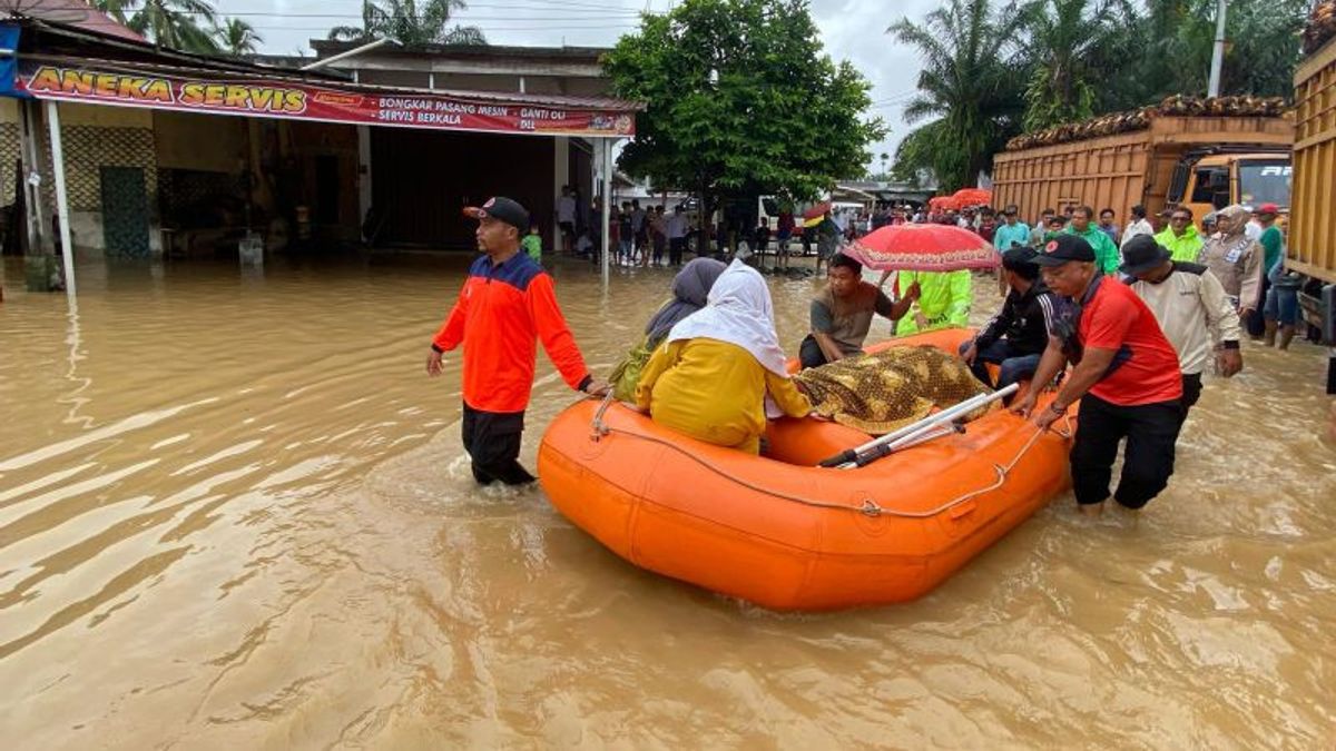 الفيضان 1 متر ، يجب على الجثث في غرب باسامان ركوب قارب مطاطي إلى TPU