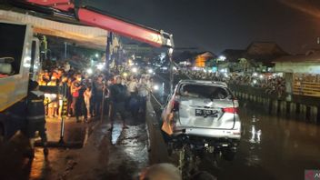 跳入河中，南苏门答腊的斗殴者汽车被警察疏散