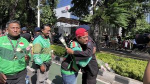  Ribuan Ojol Gelar Aksi Damai Depan Monas, Peluk Anggota Brimob-Salami TNI 