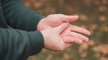 ما هو متلازمة النفق الرسغي؟ تعرف على الأعراض والأسباب وعوامل الخطر