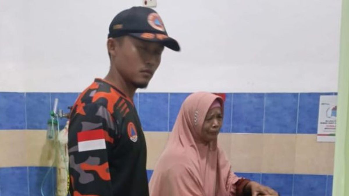 The Process Of Evacuating A 9-year-old Boy Who Was Dragged By The Dramatic Matras Beach Waves, But The Victim Finally Died In The Hospital