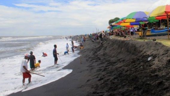 DIYの南海岸の住民の潜在的に高い波は警戒するように頼まれた