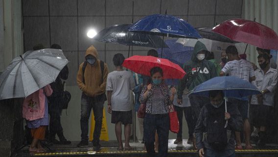 大雨， 雅加达南部的7条道路 洪水 30 厘米