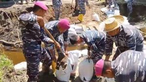 TNI AL Bangun Jembatan Darurat dan Distribusikan Logistik di Sumbar