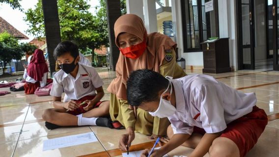 Pemprov Riau Bayarkan Gaji Guru Bantu untuk 6 Bulan