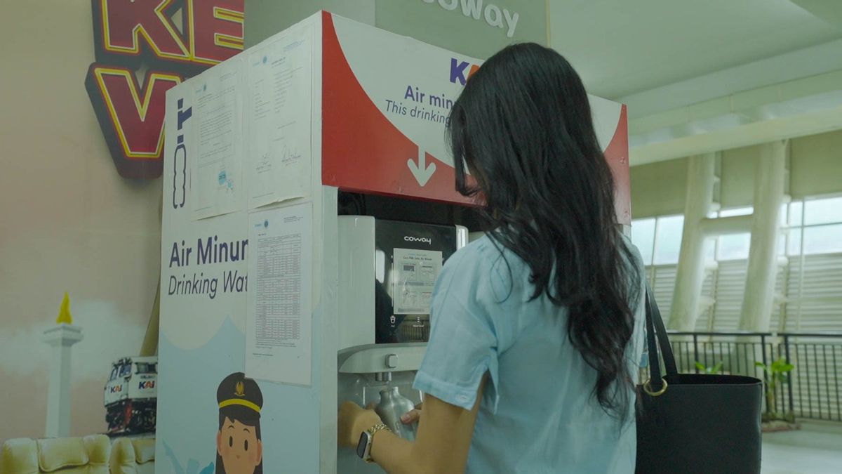 Jabodebek LRT Users Can Now Recharge Free Drinking Water At The Station