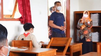 グヌン・キドゥルの学校は、いまだに授業中にマスクの着用を義務付けている