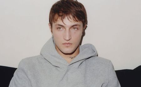 Tepis Pindah Agama, Potret Anwar Hadid Umrah di Bulan Suci Ramadan