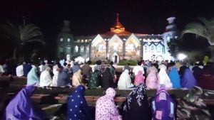 Seribu Orang Lebih Jamaah Ikuti Tarawih Pertama di Masjid Al-Markaz Makassar