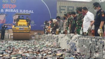 مئات زجاجات المشروبات الكحولية غير المشروعة والسجائر والVape السائل دمرت، الدولة تضررت Rp9.8 مليار