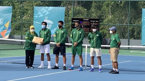 Wins Gold At PON Papua, Governor Khofifah Rewards East Java Men's Tennis Team With Mentas Bonus