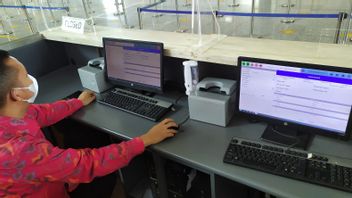 很少在大流行期间使用， 现在 Ngurah Rai 机场移民自动门电脑和设备在国际航班前检查