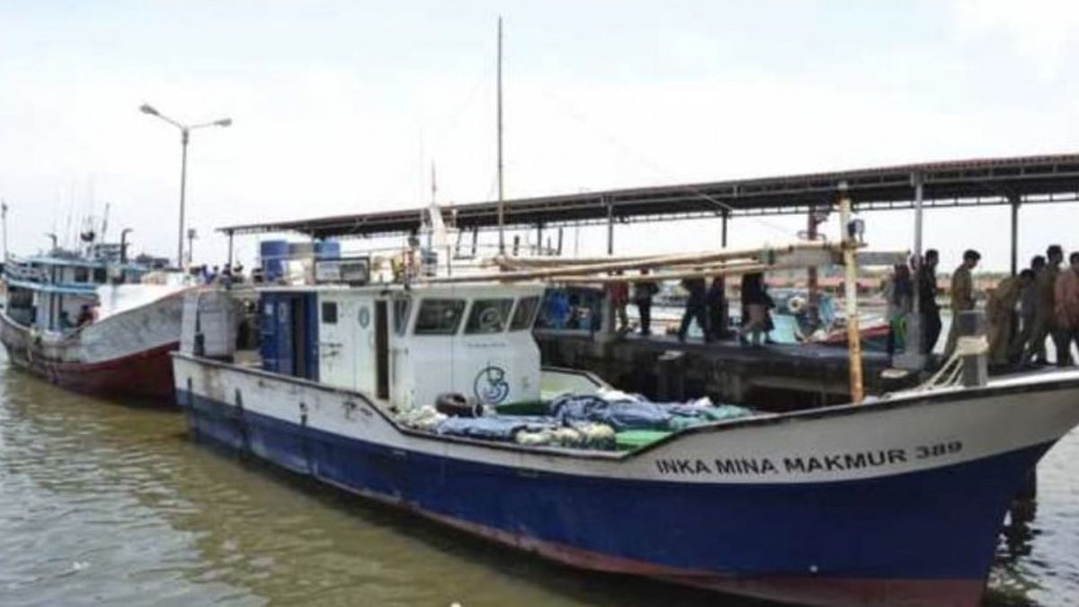 ضرب من قبل موجة المد والجزر، 4 أفراد طاقم KM مينا ماريتيم في عداد المفقودين في مياه غورونتالو الشمالية