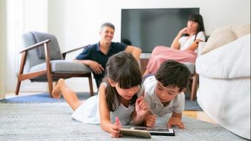 Parental Care Patterns In The Digital Age Help Children Assess Information And Avoid AI Bias