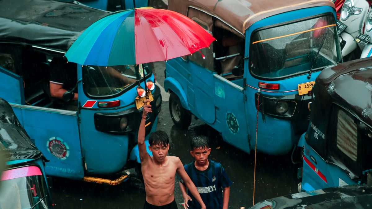 صباح السبت المشمس في جاكرتا لا يدوم طويلا ، بعد الظهر بعد الظهر المتوقع هطول أمطار الرياح