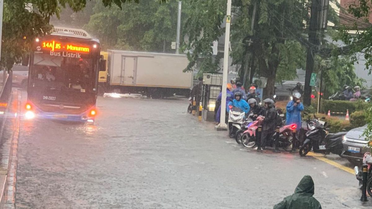 月曜日の朝、ジャカルタの洪水、トランスジャカルタの12路線が妨害される