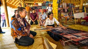 Kunjungi Kampung Raja Prailiu, Menbud Tegaskan Pelindungan Tradisi dan Adat Sumba Timur