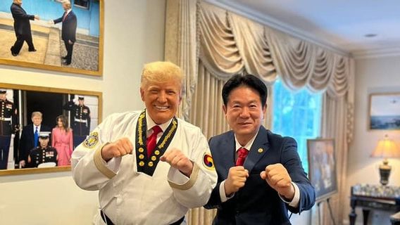 Resmi Sandang Dan-9 Sabuk Hitam Taekwondo, Donald Trump Sejajar dengan Presiden Rusia Vladimir Putin