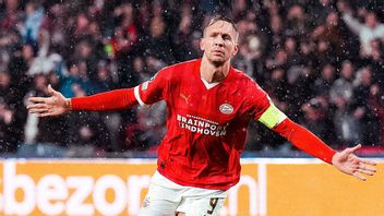 卢克·德容进球,PSV爱因华在欧冠1-0战胜赛车镜头