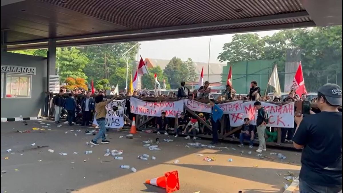 Affiche 'Rakusman Jokowi' s’est déployée, la police prépare une voiture d’eau Cannon avant un étudiant