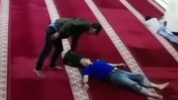 في كثير من الأحيان دخول المساجد مخطئا للعبادة ، حتى أن الرجال الذين يحملون الأحرف الأولى من السل استهدفوا الهواتف المحمولة للحجاج