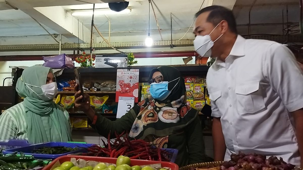 Visit Kramat Jati Market, Trade Minister Lutfhi Finds Bulk Oil Prices Above HET