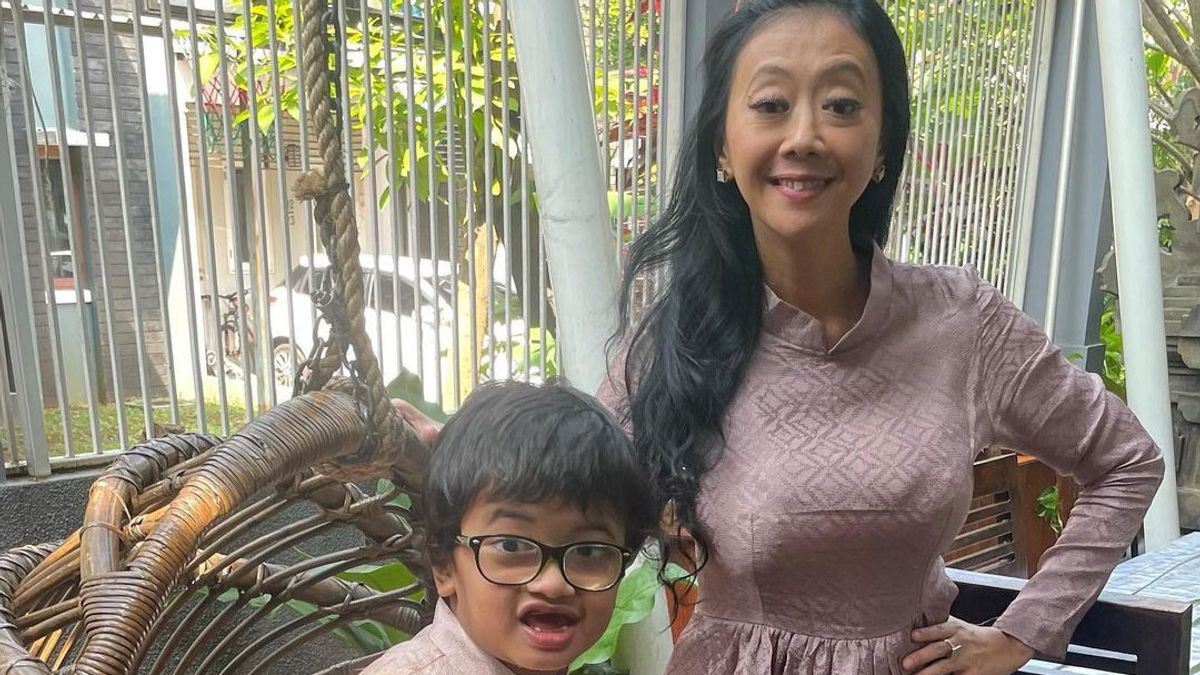 Cataract Since Birth, Asri Welas Shares The Development Of Their Second Son On His 7th Birthday