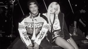 Bruno Mars Singgung Rumor Hutang setelah Tampil Bareng Rosé di Konser BLACKPINK